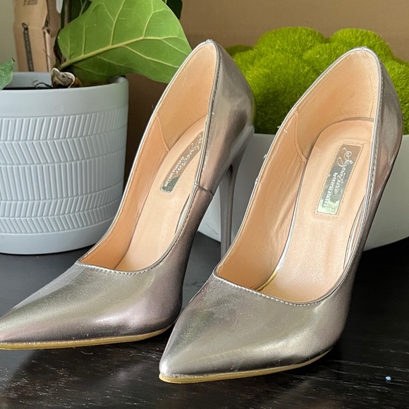 Signature By Olivia Miller Silver Pointed Toe Heels - Picture 8 of 9